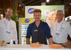 SoFine liet proeven van de vleesvervangers. Op de foto: Michael Mouwen, Daan Eijlers en Frank Groenland. "Al onze tofu is biologisch", aldus Michael. 